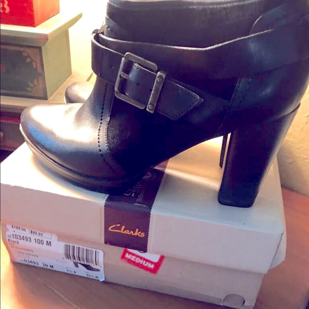 CLARKS BOOTIES